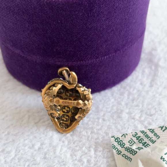 Authentic Gucci Strawberry Ring with white Crystal - Picture 5 of 13